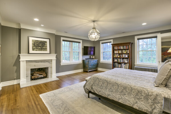Pella Reserve double hung windows in bedroom
